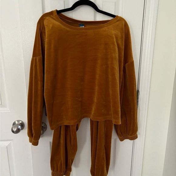 SOLD 2 piece Old Navy velour crop sweater jogger mustard set pockets XL XXL - Picture 2 of 9
